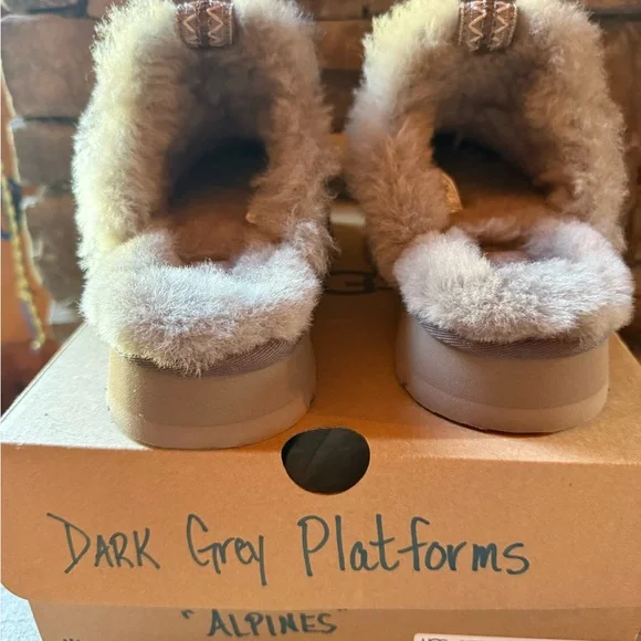 UGG Disquette Alpine Lightweight Platforms. NIB - Picture 7 of 7